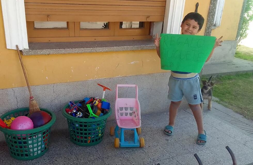 Un noble gesto: tiene 5 años, decidió donar sus juguetes y su imagen se viralizó en Córdoba