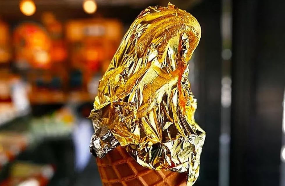 Cómo es el helado bañado en oro que es furor en las redes