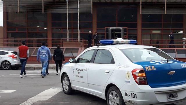 Tribunales de Concepción del Uruguay con móvil policial