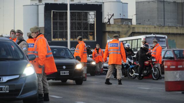 Fuerzas de seguridad solicitan permisos de circulación en el puente Pueyrredón.