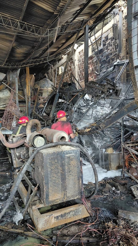 Un cortocircuito causó un incendio de grandes magnitudes en un frigorífico de Posadas,