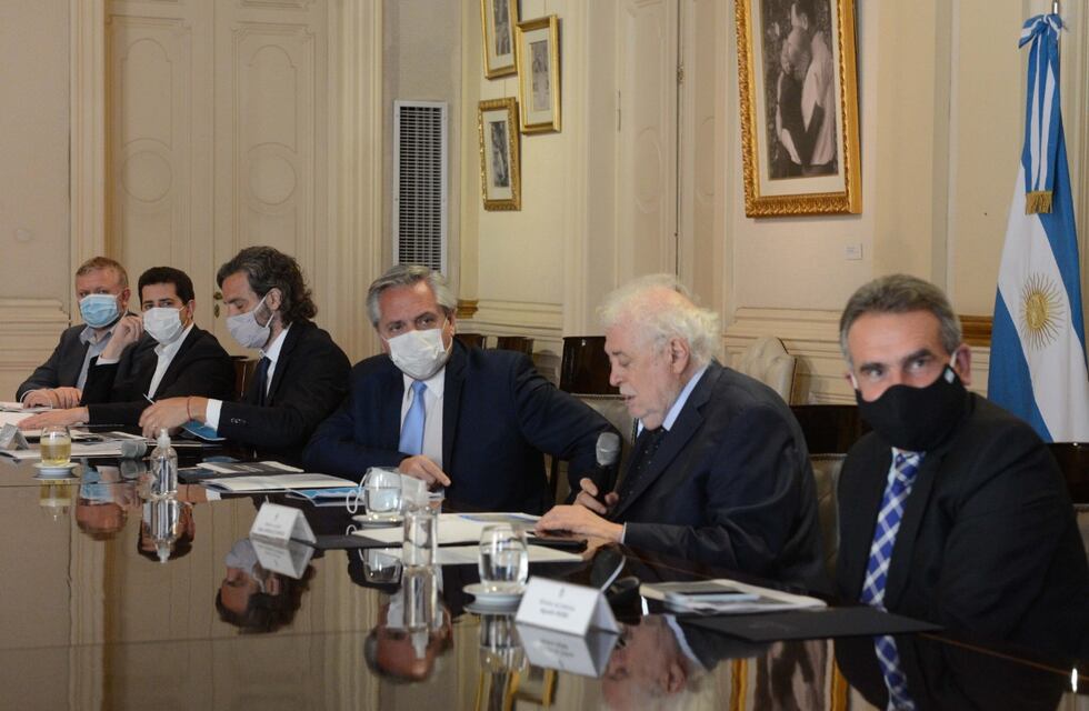 Mientras definen el plan de vacunación, se suspenden vuelos y se cierra la frontera para turistas de países limítrofes