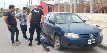 Intentó robar un auto y los vecinos de KM 5 lo golpearon.