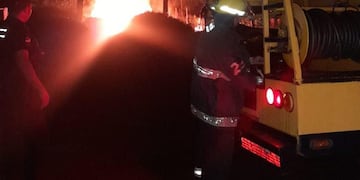 Un incendio destruyó por completo una vivienda en el kilómetro 1 de Eldorado.