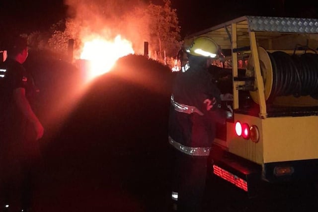 Un incendio destruyó por completo una vivienda en el kilómetro 1 de Eldorado.
