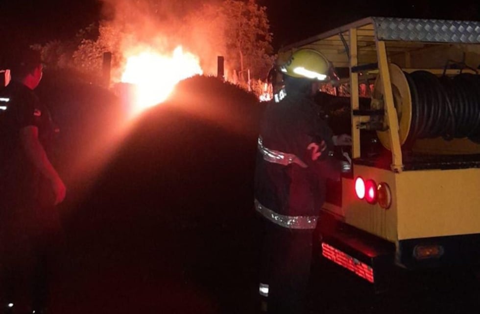 Un incendio destruyó por completo una vivienda en el kilómetro 1 de Eldorado