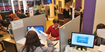 Este martes al mediodía se confirmará que los empleados estatales percibirán un bono de fin de año de $20.000. Foto La Voz/Archivo.