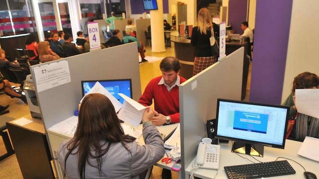 Este martes al mediodía se confirmará que los empleados estatales percibirán un bono de fin de año de $20.000. Foto La Voz/Archivo.