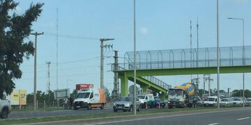 Un auto y una moto colisionaron en la avenida Monseñor Pablo Cabrera, a la altura de la intersección con la Circunvalación. (La Voz)