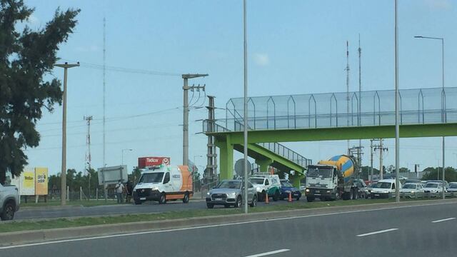 Un auto y una moto colisionaron en la avenida Monseñor Pablo Cabrera, a la altura de la intersección con la Circunvalación. (La Voz)