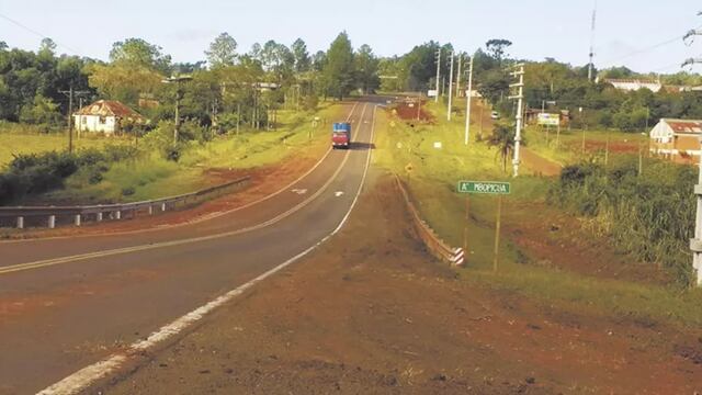 Vecinos denuncian que el puente Mbocaí se estaría hundiendo.