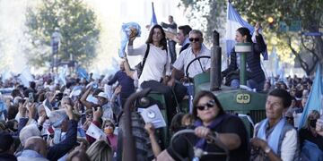 Decenas de agricultores llevaron este sábado unos treinta tractores hasta la Plaza de Mayo, en protesta contra la política económica del Gobierno de Alberto Fernández. (Federico López Claro)
