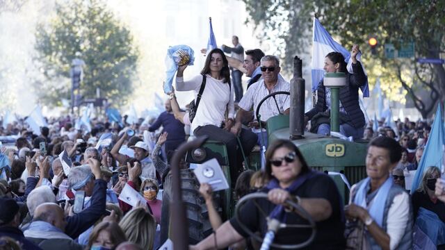 Decenas de agricultores llevaron este sábado unos treinta tractores hasta la Plaza de Mayo, en protesta contra la política económica del Gobierno de Alberto Fernández. (Federico López Claro)