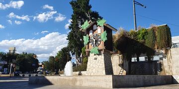 Tarde de verano en la plazoleta del tan visitado Reloj Cucú en Carlos Paz. (Foto: VíaCarlosPaz).