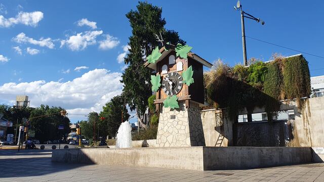 Tarde de verano en la plazoleta del tan visitado Reloj Cucú en Carlos Paz. (Foto: VíaCarlosPaz).