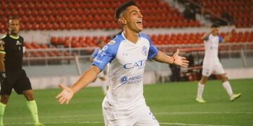 Ezequiel Bullaude. Godoy Cruz goleó a Independiente Avellaneda y se convirtió en uno de los equipos que peleará el torneo.