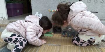 Los chicos, fascinados con la casita del Ratón Pérez
