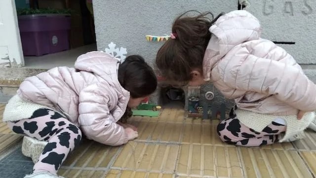 Los chicos, fascinados con la casita del Ratón Pérez