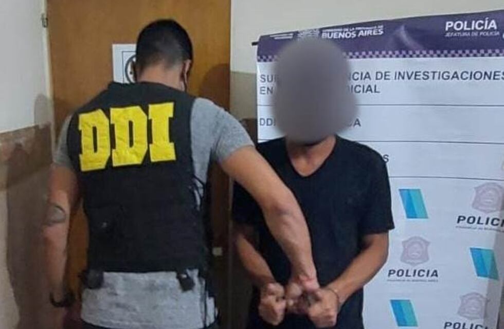 Por el incendio de un auto frente a la Plaza Francia detuvieron a una persona