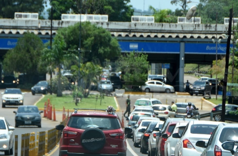 Directivos de Migraciones llegarán a Puerto Iguazú para solucionar problemas del paso fronterizo