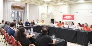 Encuentro entre la Comisión de Comercio y Servicios del CCIRR y funcionarios del Ejecutivo