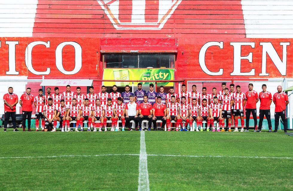 Instituto: la foto oficial del plantel y el vídeo del cara a cara con los refuerzos