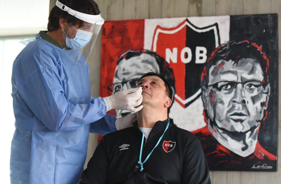 El Mono Burgos ya se calzó el buzo de DT de Newell’s