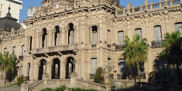 El feriado por el Día del Trabajador del Estado quedó sin efecto tras un DNU del Gobierno Nacional.