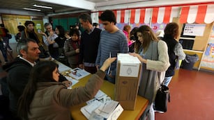 Las autoridades de mesa fueron citadas en las escuelas a las 7.30 del domingo. Junto a los fiscales, se encargarán de la distribución de las boletas en el cuarto oscuro y el control de la votación.