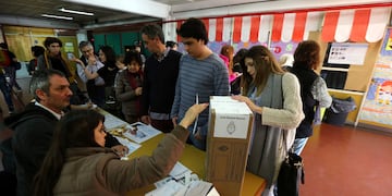 Las autoridades de mesa fueron citadas en las escuelas a las 7.30 del domingo. Junto a los fiscales, se encargarán de la distribución de las boletas en el cuarto oscuro y el control de la votación.