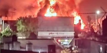 El feroz incendio se desató en un depósito de la calle 32 entre 132 y 133 del barrio platense La Cumbre.