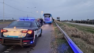 El conductor del rodado más pequeño cayó al piso después del impacto.