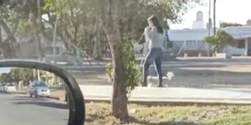 La mujer fue filmada por un automovilista que estaba estacionado frente a la plaza.