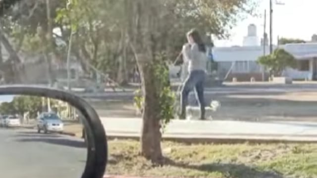 La mujer fue filmada por un automovilista que estaba estacionado frente a la plaza.