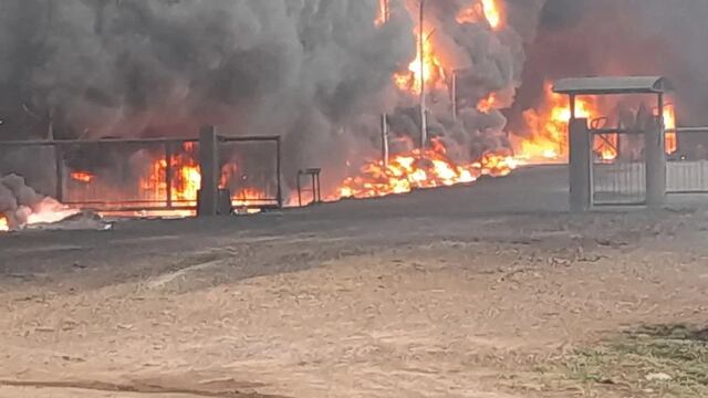 Una fábrica de resina de una multinacional se incendió en Candelaria
