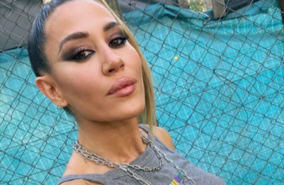 Jimena Barón posó con un vestido lencero blanco y deslumbró a todos