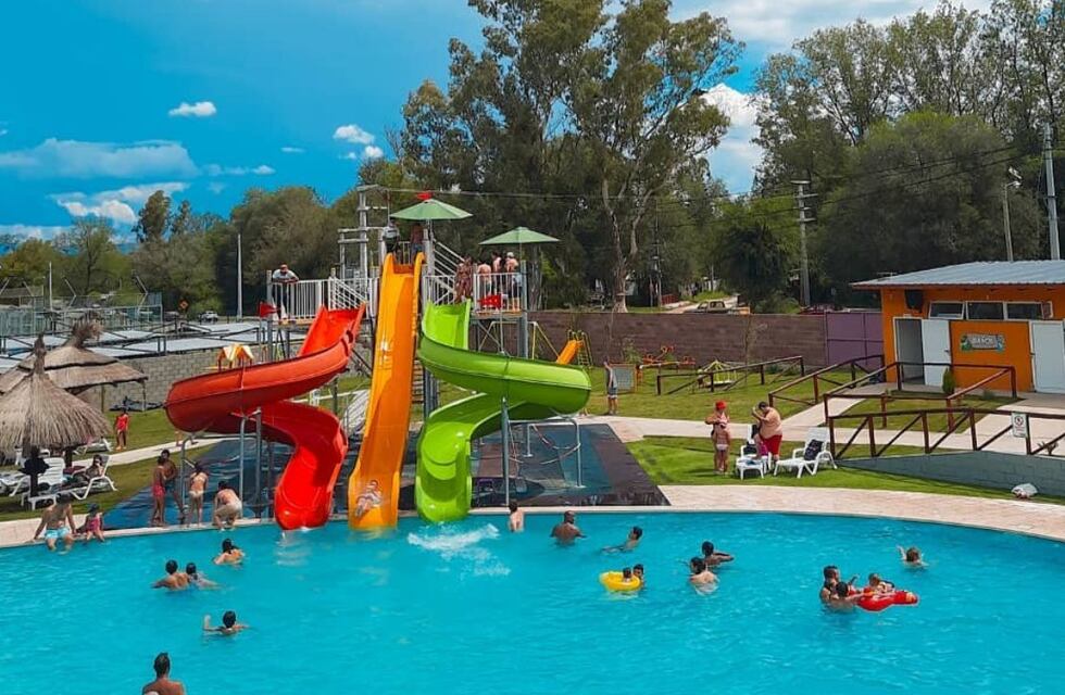El parque acuático de Córdoba con un tobogán gigante, a 40 minutos de la capital: precios y ubicación