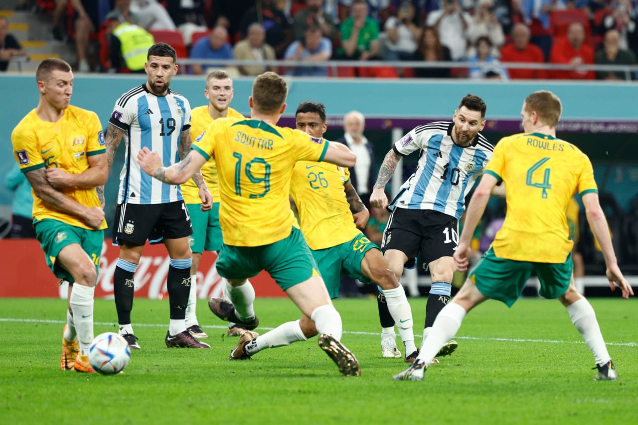 Argentina le ganó a Australia 2 a 1 y pasó a cuartos de final del Mundial Qatar 2022.
Foto: EFE