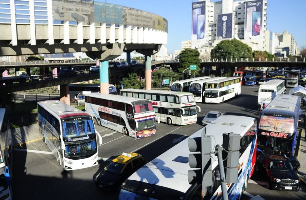 Choferes de micros de turismo volvieron a cortar la avenida 9 de Julio