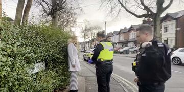 El momento del arresto de la mujer frente a la clínica de abortos.
