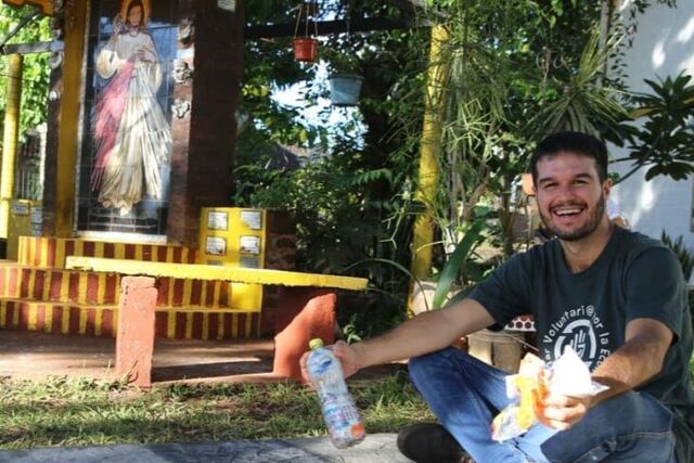 El creador de “Vecino Sustentable” inaugura una vereda construida con residuos plásticos en Posadas