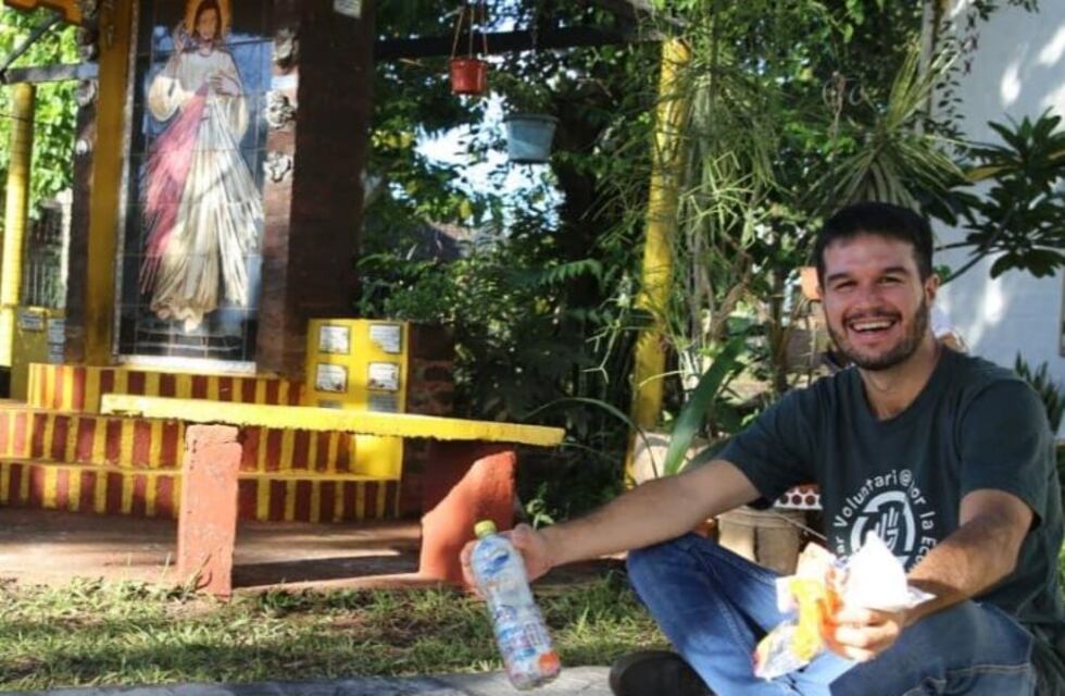 El creador de “Vecino Sustentable” inaugura una vereda construida con residuos plásticos en Posadas