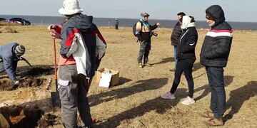 Las tareas de campo se iniciaron en la zona de la laguna de Melincué, donde el trabajo se enfoca en la costa durante esta primera instancia.
