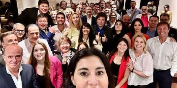 Milei con legisladores electos.