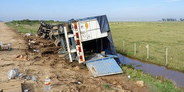 Vuelco en ingreso a autopista 19