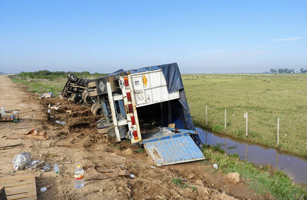 Vuelco en autopista 19 por no ver señalización