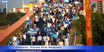 Pasadas las 15 de este viernes 9 de julio agrupaciones sociales cortaron el tránsito sobre el Puente Manuel Belgrano.
