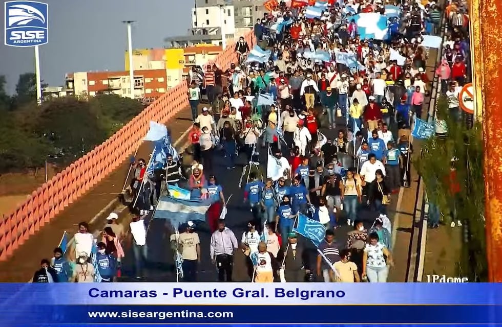 Banderazo sobre el puente interprovincial que une Corrientes con Chaco