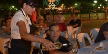 el 28 de diciembre a las 19 horas en el escudo de Plaza Independencia a la degustación urbana.