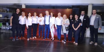 El periodista Eduardo Smok y la empresaria Clarisa Pussetto al centro, junto a parte del equipo de trabajo de la firma, al cierre del evento.
